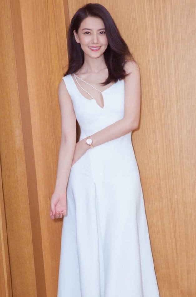 北京赛车微信群_高圆圆的裙子紧成这样,看着都觉得勒