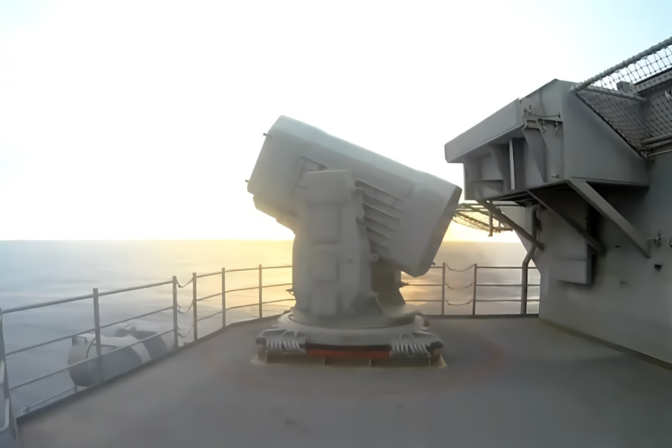 里根号航母上海麻雀舰空导弹发射，准确击中目标