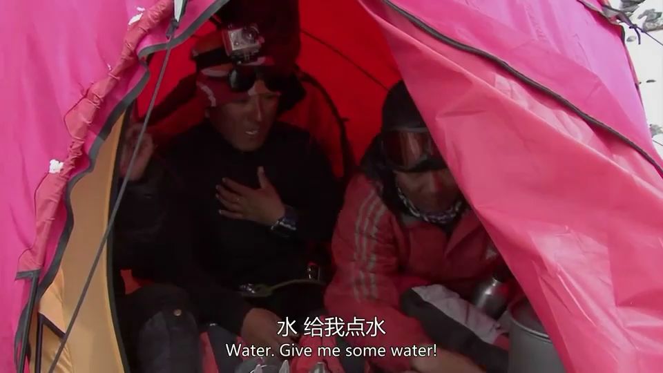 尤其是帐篷外面就是登山者已经零散的遗体,队员们甚至在夜里都不敢走