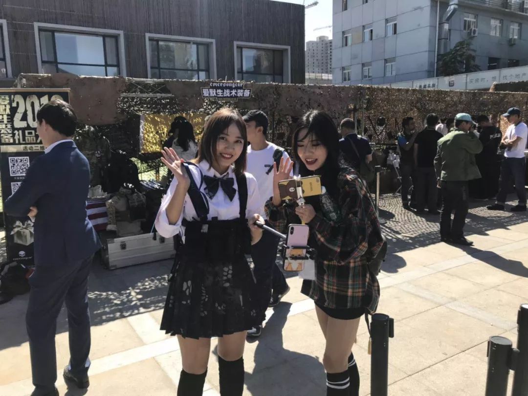 保镖局座巨蟒的吞恐怖美女赶赴,军事护驾的这个美女嘉年华可不图片