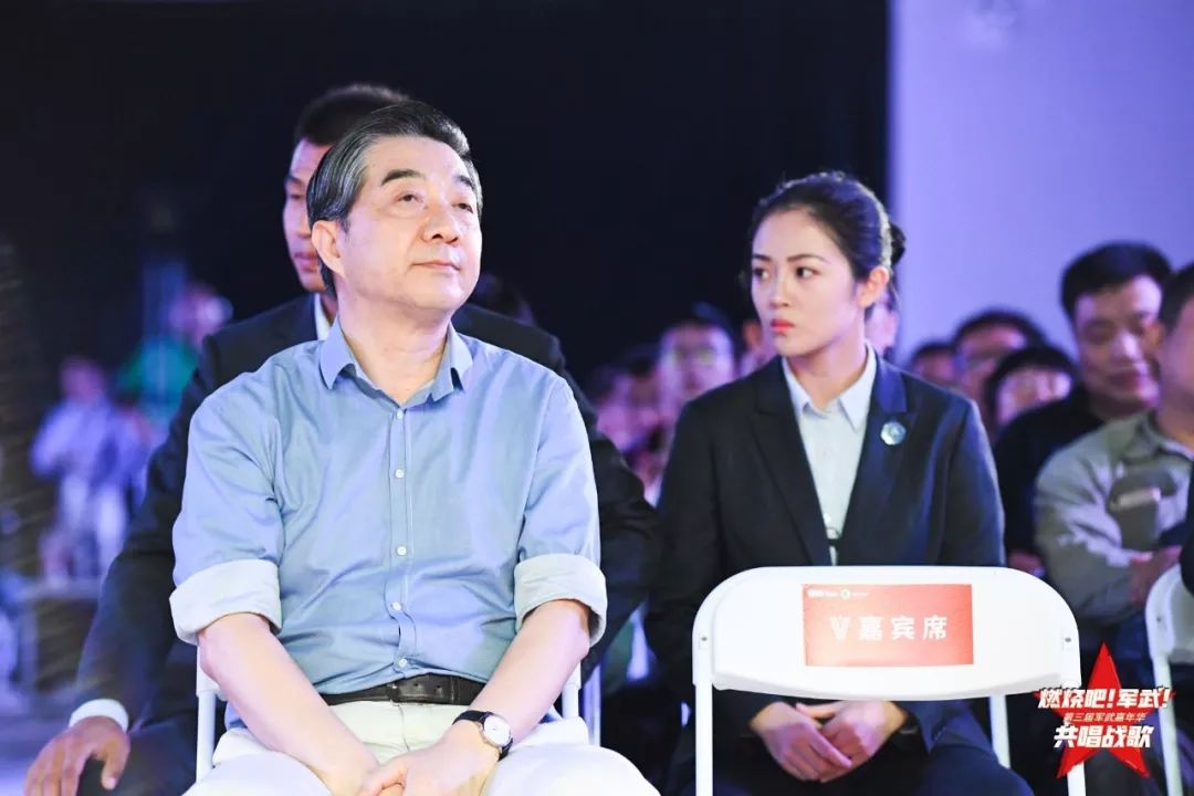 保镖局座歌主的美女播赶赴,军事护驾的这个美女嘉年华可不图片