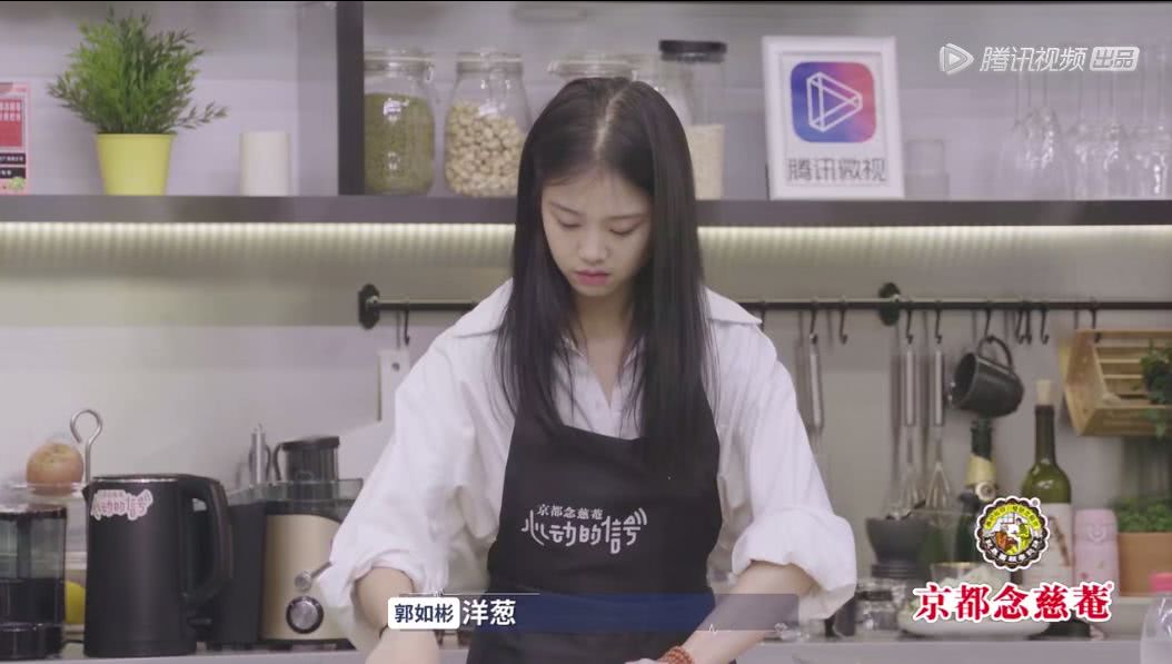 《心动的信号》李君婕在厨房频频甩头发，扎起来有那么难吗!?