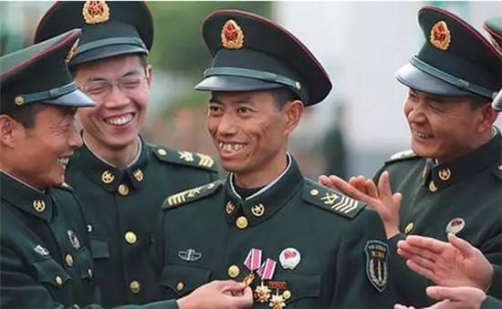 将军看到一级士官需要敬礼吗?详解中国解放军军衔制度