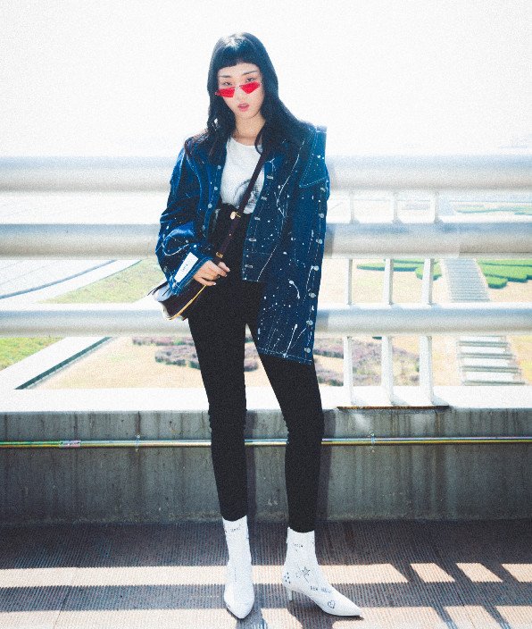 Yamy将裤子拉到胃,凹出腿长两米八,可以扔掉恨