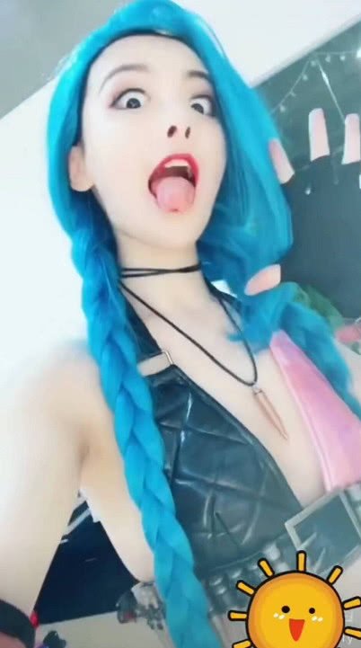 杨超越cos金克丝神还原!可真空服装上身后效