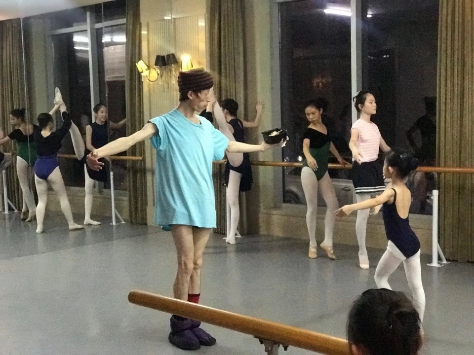 杨丽萍内衣裤助理洗，而她徒弟生活不能自理，一直靠学生家长照顾