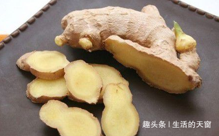 秋天睡前把生姜涂在脚底,坚持7天,3个好处收