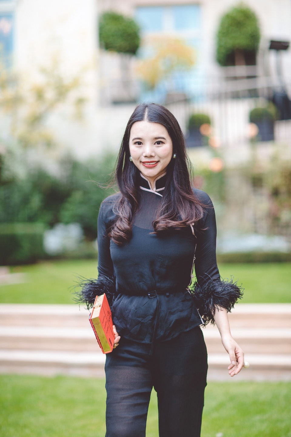 余晚晚优雅亮相巴黎时装周MiuMiu秀 仿古衬衫