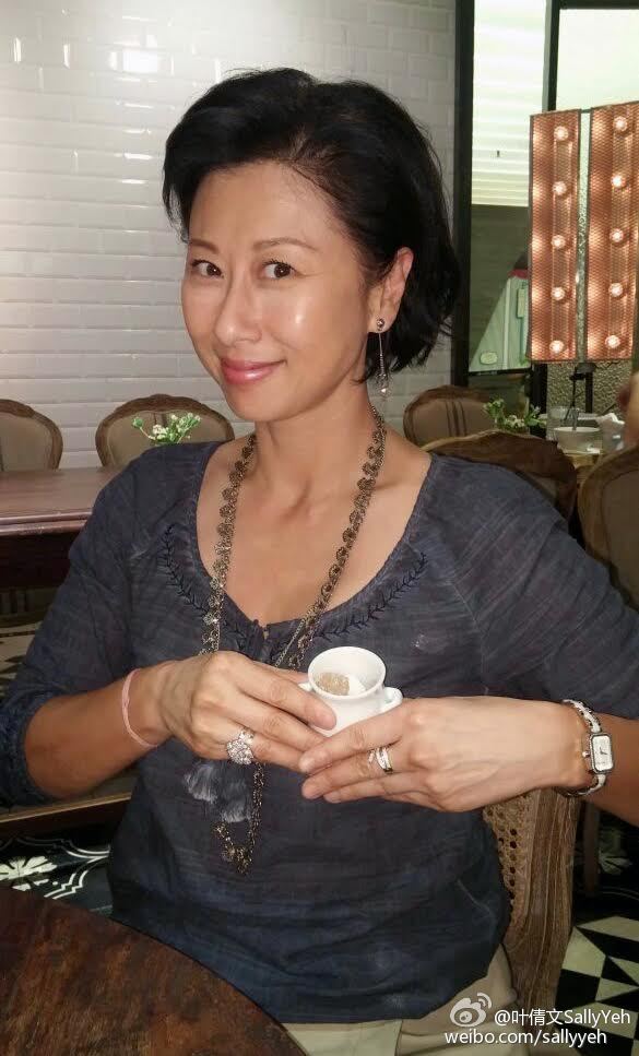 57岁叶倩文生日晒照,年过半百脸上竟然没有一丝皱纹,网友:好像郭晶晶