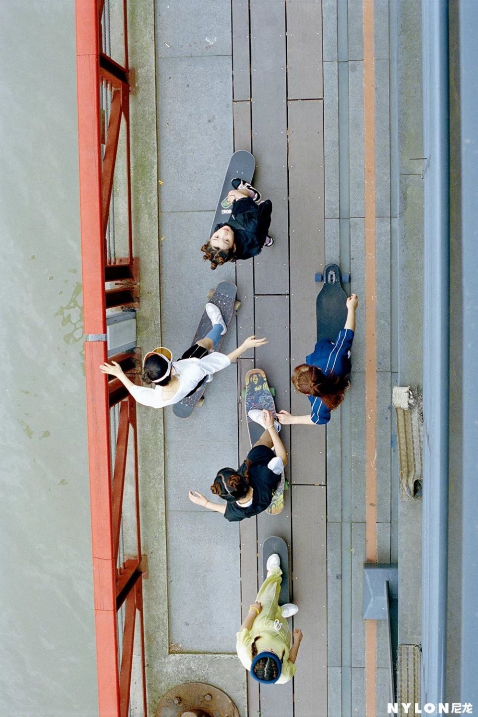 中场休息时间,一起围观尼龙社团的运动队列!