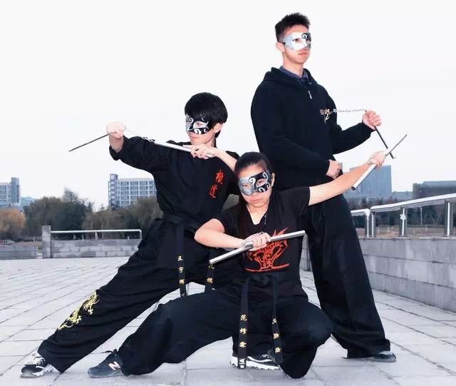 中场休息时间,一起围观尼龙社团的运动队列!