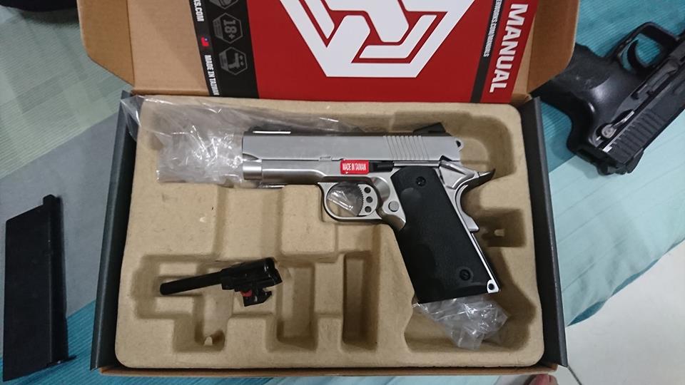 袖珍手枪v10与m1911手枪对比全金属气动玩具枪6mm口径bb弹版