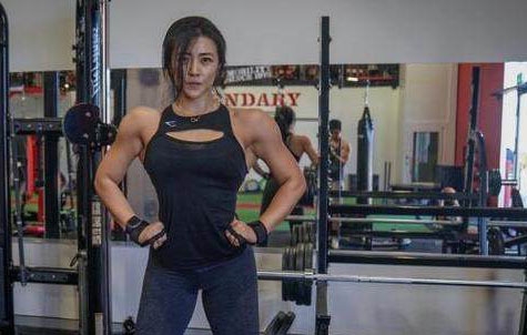 她练出美女不应该认为女性,忽视v美女6年,手绘持坚持健美古装剑图片