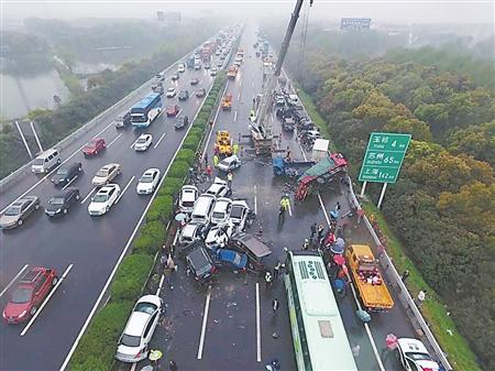 高速公路上,前车实线变道后车却负全责!交警:一