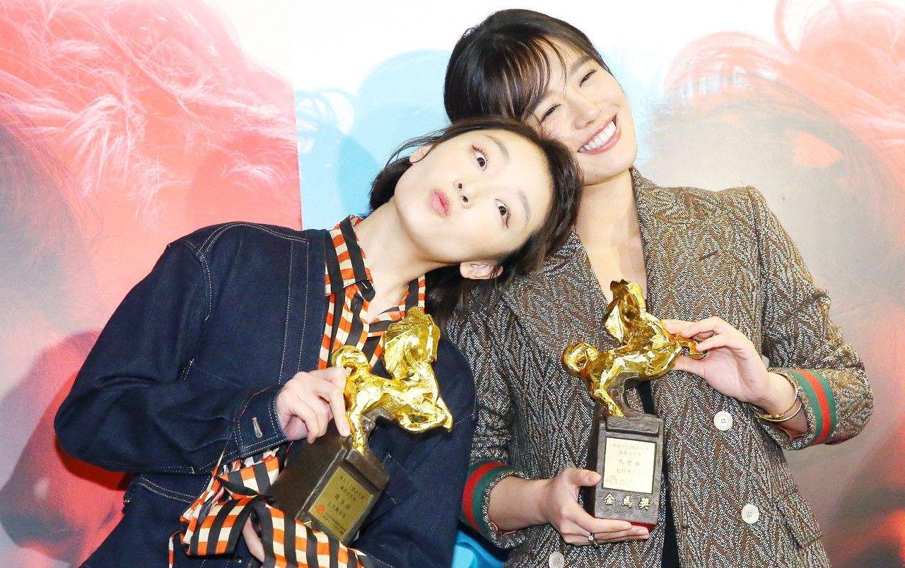 金马双姝太皮，马思纯被工作室要求闭嘴，周冬雨遭网友集体举报