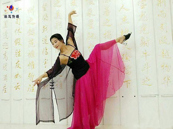 中国舞蹈家夏冰 --大山走出来山妹子,龙船调的歌