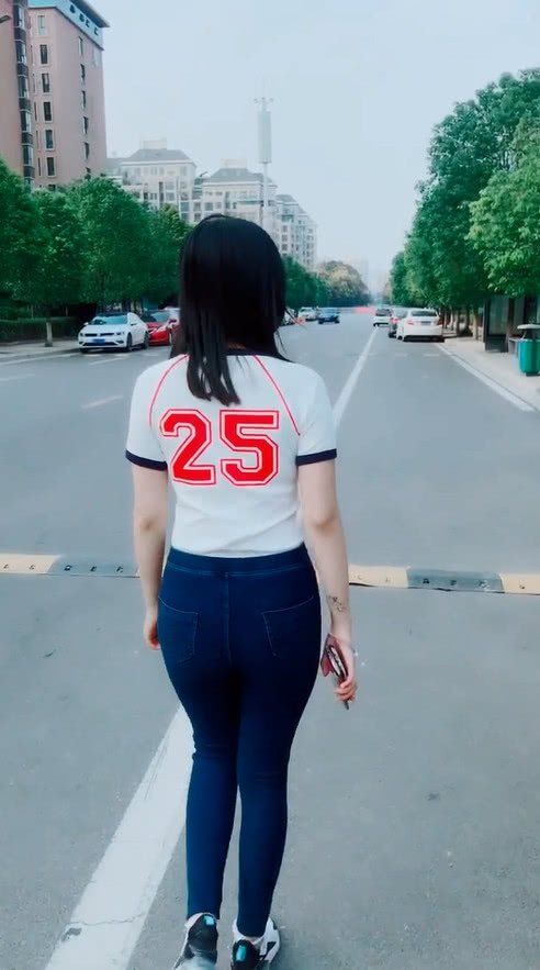 身材微胖的妹子,穿紧身牛仔裤则更有型,腿部线条更圆润
