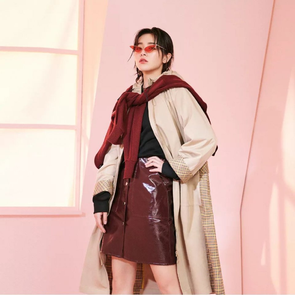 你穿风衣+卫衣的样子,时髦炸了!