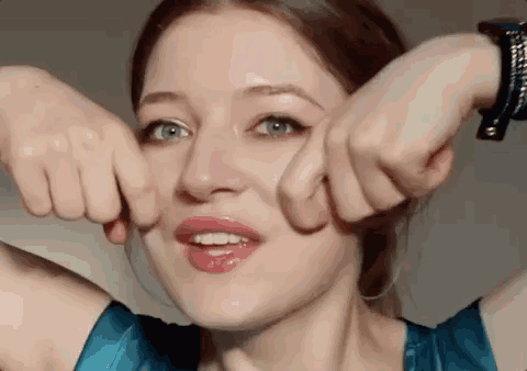 当然,也可以像小红书的妹子一样,用紧致精华搭配美容仪,提拉效果更