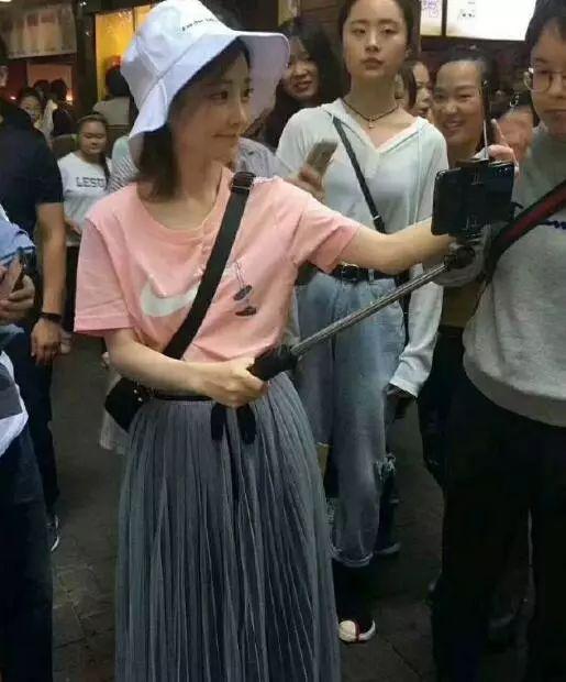 冯提莫一路直播回重庆老家,路人视角身高一米五?