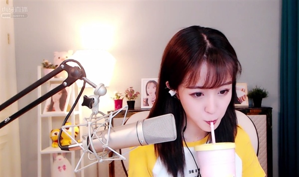 虎牙新一姐莉哥宣布凉凉!直播唱国歌那还得了