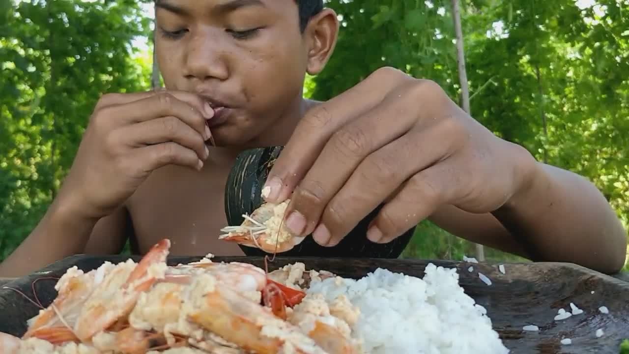 荒野生活-越南小伙野外用西瓜壳蒸虾,搭配米饭一起吃连壳都不吐