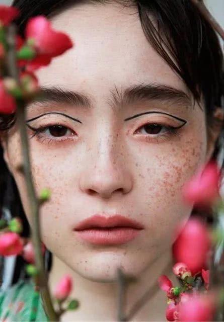 满脸雀斑+八字粗眉,睡不醒的日本少女因为长