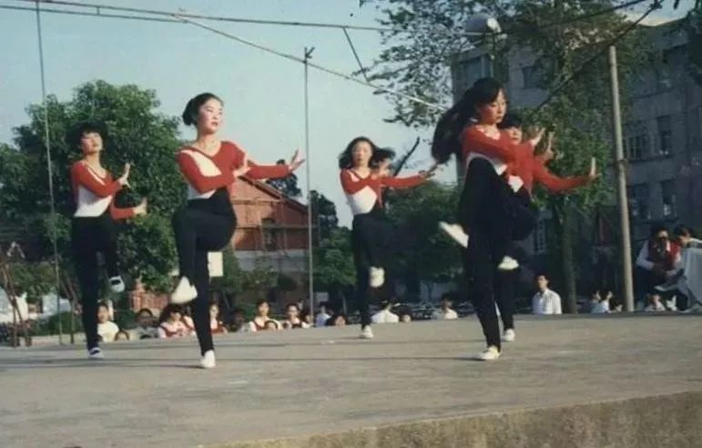 80后小时候的爆款衣服,你都穿过哪个?