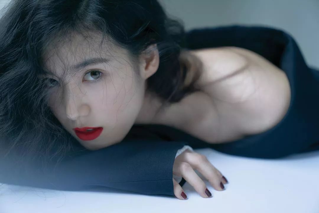 豆瓣评分8.2!韩剧《鬼客》刚上映就红透半边天，女主郑恩彩的颜值和私服穿搭也成为一大亮点!