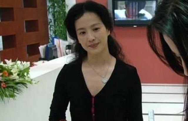 刘亦菲妈妈撞脸奶茶妹妹，合照刘亦菲都输了，近60岁气质秒杀众人