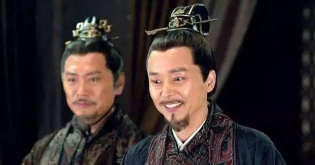 《伪装者》王天风儿子拍古装戏 勾嘴一笑父子神似