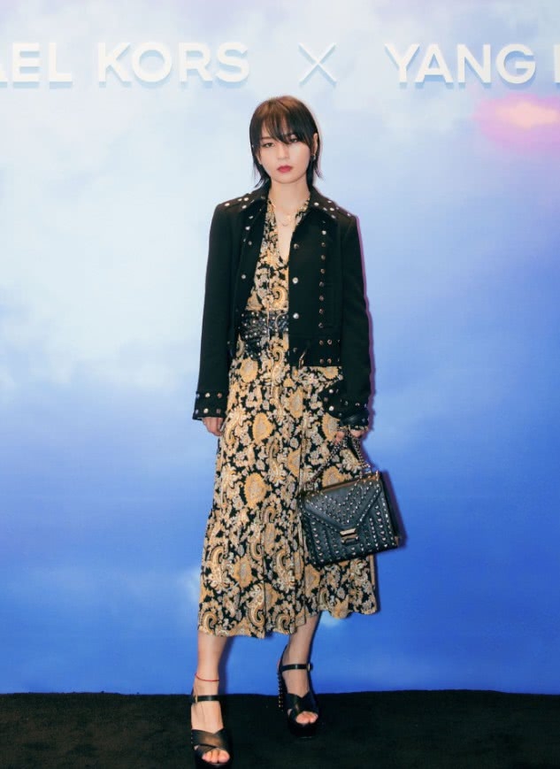 周笔畅咋想的?花上衣搭配宽松“健美裤”，也就她敢这样穿!