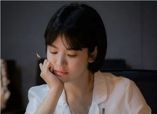 36岁宋慧乔婚后复出画风大变:成也发型,败也发型