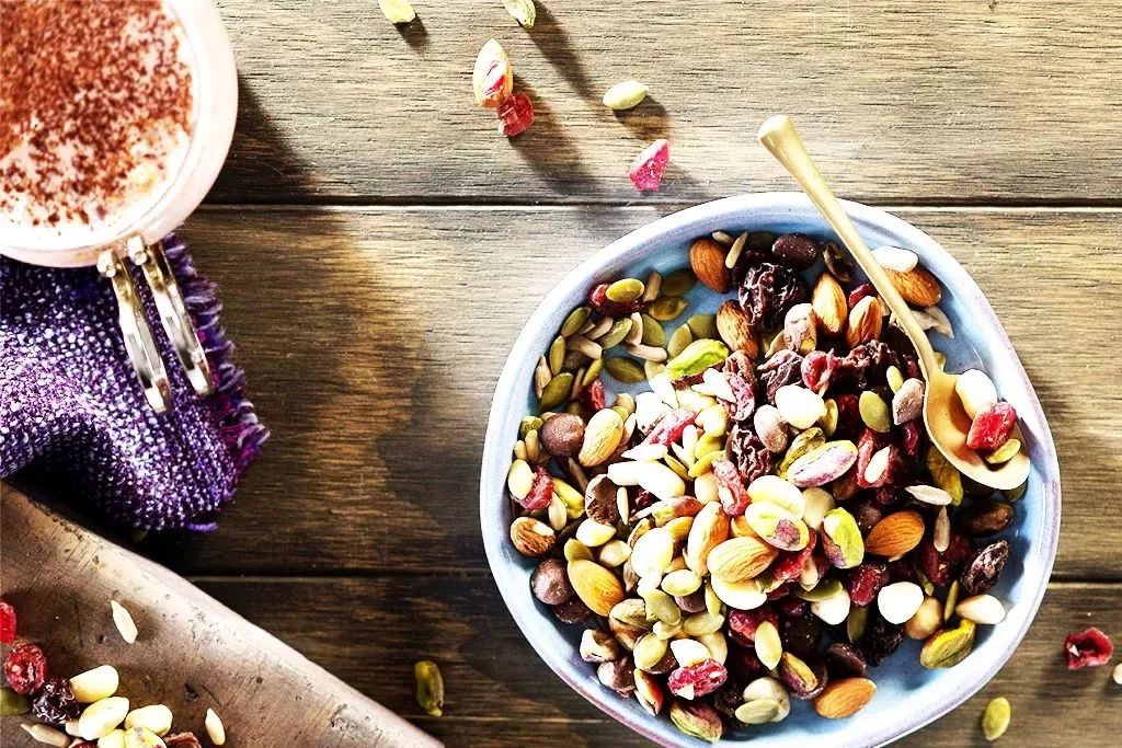 一碗坚果满溢的麦片,能吃到大颗香脆夏威夷果