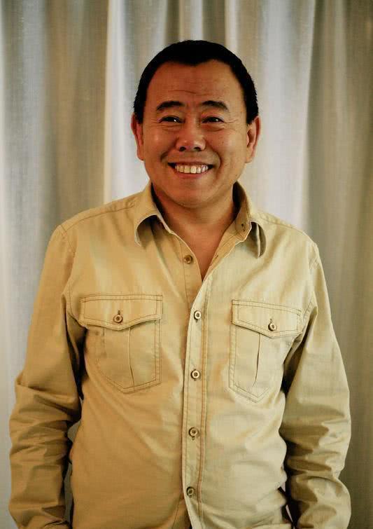 喜剧演员"潘长江"的弟弟,同样的爹妈弟弟却高大威猛自己却矮小