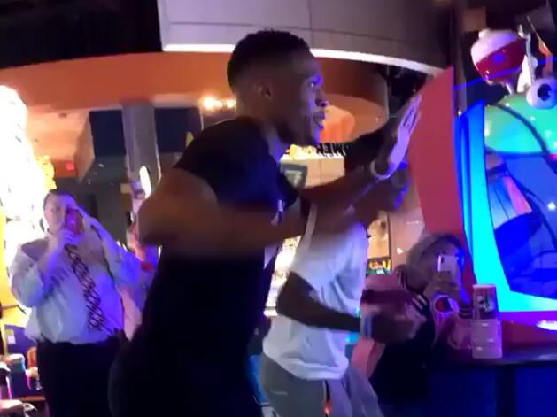 [视频]意兴盎然！威斯布鲁克与友人在跳舞机上斗舞