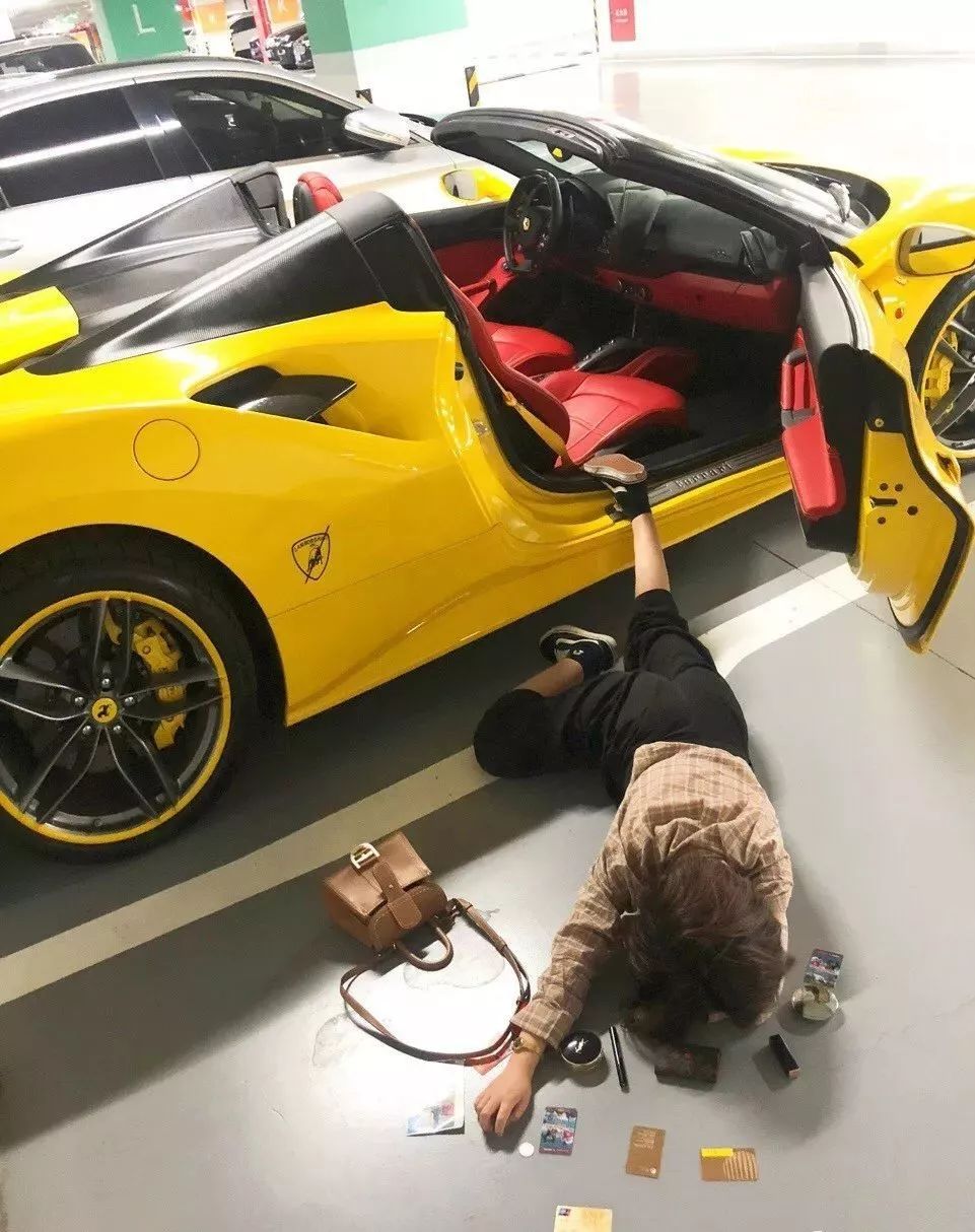 最近超火的“富婆摔”，已经被肌肉男玩坏了!