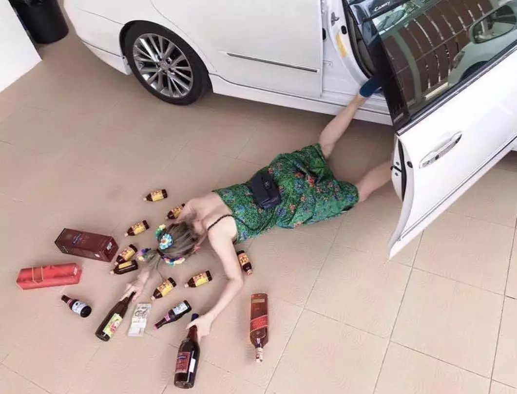 最近超火的“富婆摔”，已经被肌肉男玩坏了!