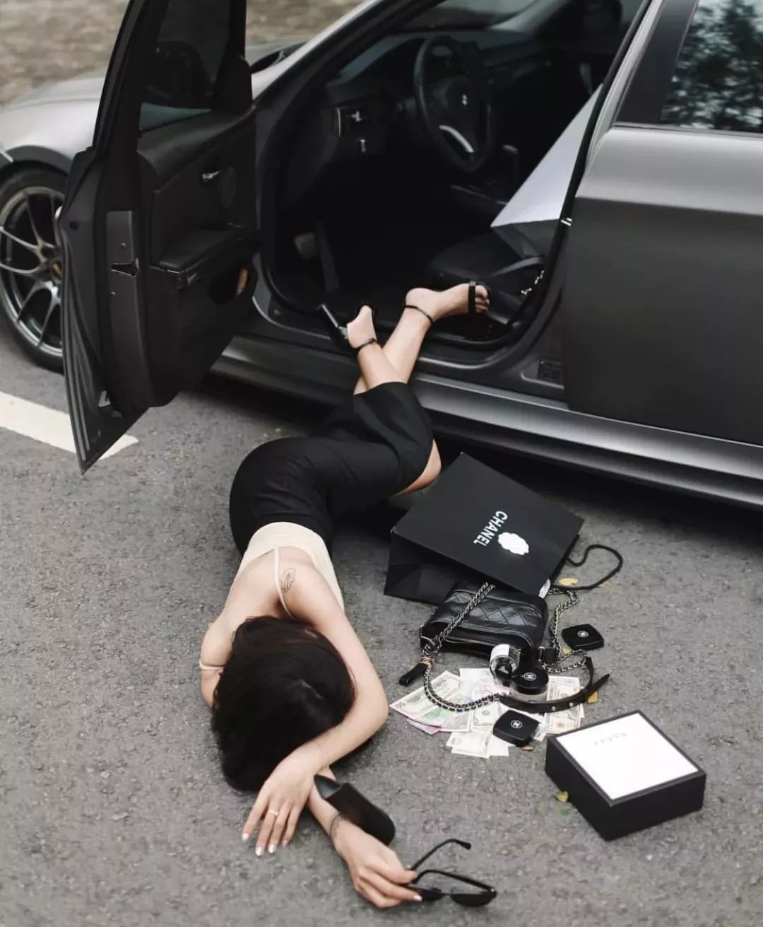 最近超火的“富婆摔”，已经被肌肉男玩坏了!