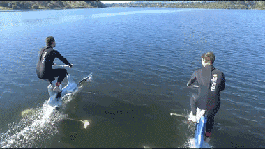 这辆自行车能在水面上如履平地,还要练什么轻功水上漂