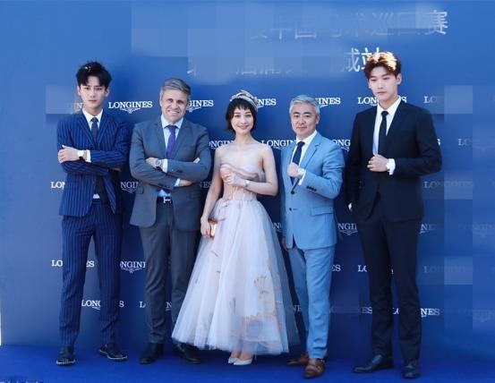 吴昕抹胸长裙亮相,却变成了五五分!矮个子女生