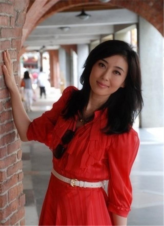 央视公认的最美主持人,漂亮优雅清新脱俗,素颜亦很美