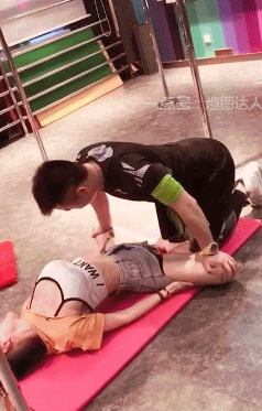 搞笑gif图:教练你轻点,小姐姐快崩溃了