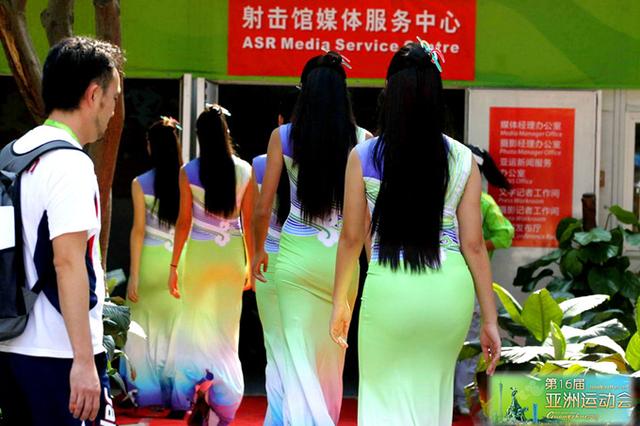 网友誉为最美运动会礼仪小姐着装——广州“行云流水”性感瞬间