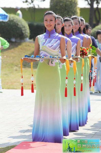网友誉为最美运动会礼仪小姐着装——广州“行云流水”性感瞬间