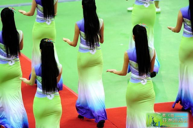 网友誉为最美运动会礼仪小姐着装——广州“行云流水”性感瞬间