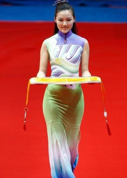 网友誉为最美运动会礼仪小姐着装——广州“行云流水”性感瞬间