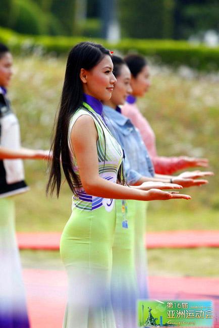 网友誉为最美运动会礼仪小姐着装——广州“行云流水”性感瞬间