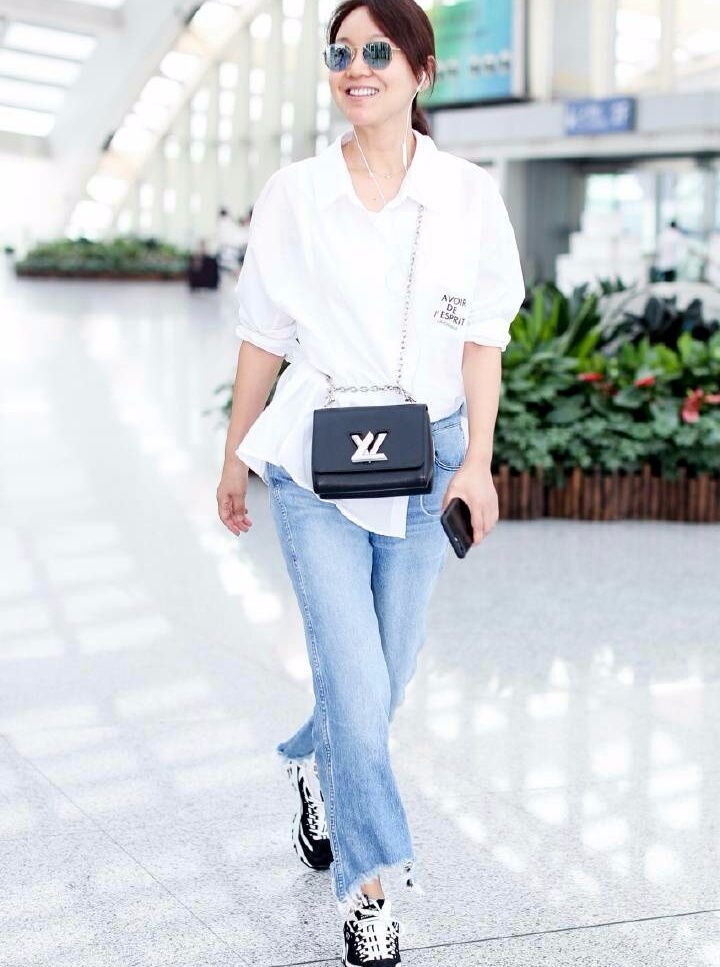 闫妮真心不能选这条裙子,显肚子不说,而且穿的