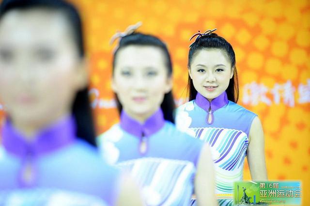 网友誉为最美运动会礼仪小姐着装——广州“行云流水”性感瞬间